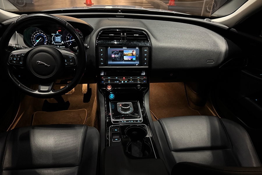 Jaguar XE Pure Luxury